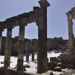 Faqra, Temple of Adonis, Portico surrounding the court