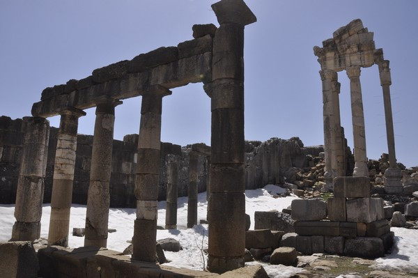 Faqra, Temple of Adonis, Portico surrounding the court