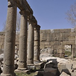 Faqra, Temple of Adonis, Portico surrounding the court
