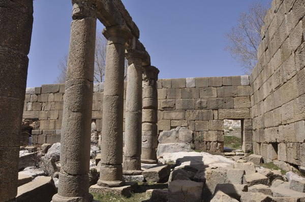 Faqra, Temple of Adonis, Portico surrounding the court