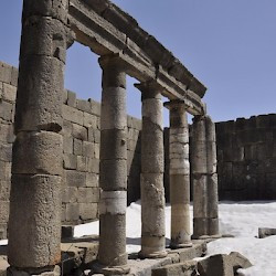 Faqra, Temple of Adonis, Portico surrounding the court