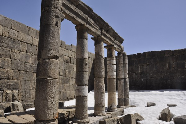 Faqra, Temple of Adonis, Portico surrounding the court