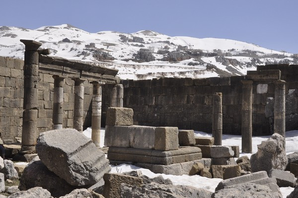 Faqra, Temple of Adonis, Court