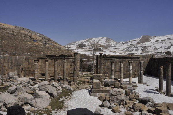 Faqra, Temple of Adonis, Court