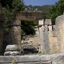 Arykanda, Necropolis, Large tomb, Entrance