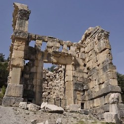 Niha, Large temple on a steep slope