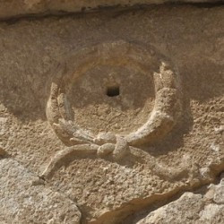 Niha, Large temple, Decoration: wreath