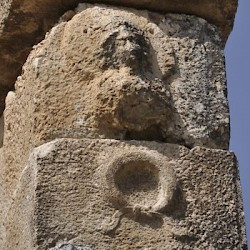 Niha, Large temple, Decoration: bust and wreath