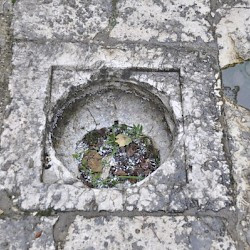 Niha, Large temple, sewer