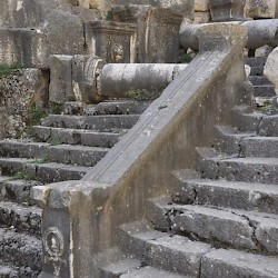 Niha, Large temple, Stairs