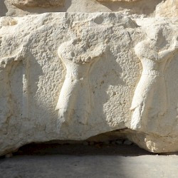 Bishapur, Small relief of a courtiers