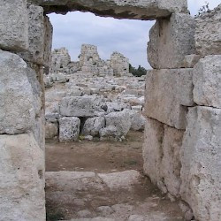 Syracuse, Euryalus, Door with view