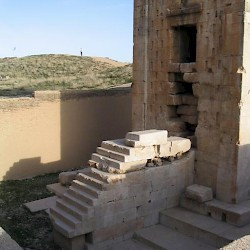 Naqš-e Rustam, Ka'bah-e Zardusht, Entrance