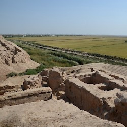 Kampyr Tepe, Plain