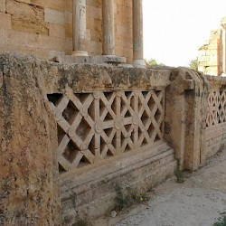 Lepcis Magna, Plaza, Nymphaeum, parapet