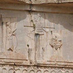 Naqš-e Rustam, Achaemenid Tomb IV, Upper register
