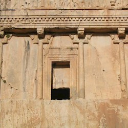 Naqš-e Rustam, Achaemenid Tomb IV, Central register