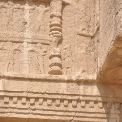 Naqš-e Rustam, Achaemenid Tomb II, Relief, Additional figure