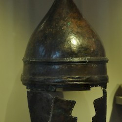 Tamassos, Archaic helmet