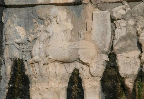 Bishapur, Relief 3, Tribute bearers with a chariot