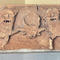 Ghirza, Mausoleum North D?, hyenas and ram's head