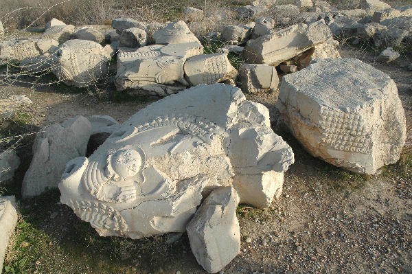 Susa, Apadana, Ruined sculpture