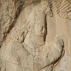 Naqš-e Rustam, Investiture relief of Narseh, courtier