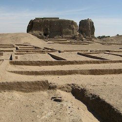 Kerma, Town with (in the background) the structure known as Deffufa