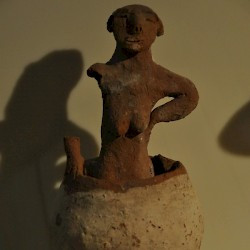 Naqada II, Statuette of a woman brewing beer