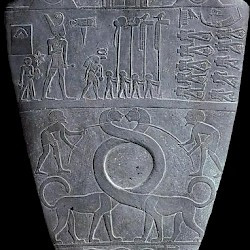 Hierakonpolis, Narmer Palette, reverse