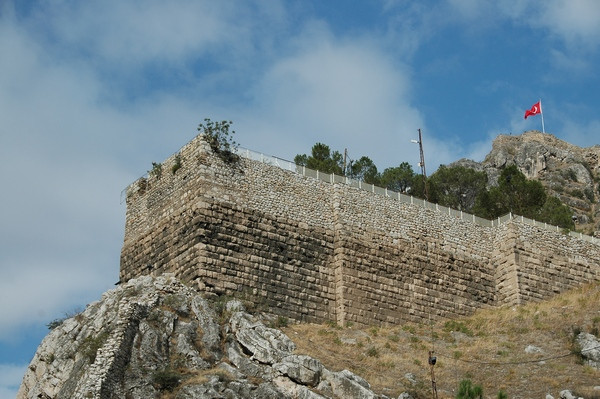 Amasia, Wall