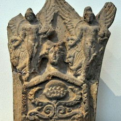 Capua-Curti, Acroterion