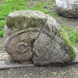 Megddo, Badly damaged Proto-Aeolic capital