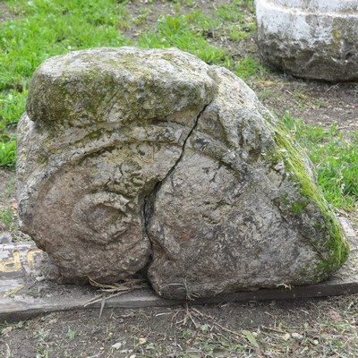Megddo, Badly damaged Proto-Aeolic capital