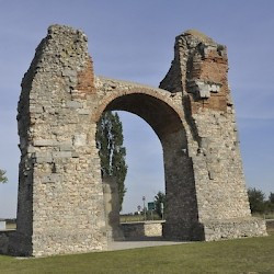 Carnuntum, "Heidentor"