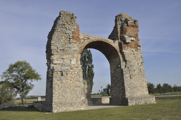 Carnuntum, "Heidentor"