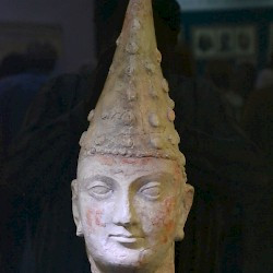 Kara Tepe, Head