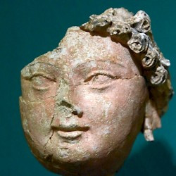 Kara Tepe, Head