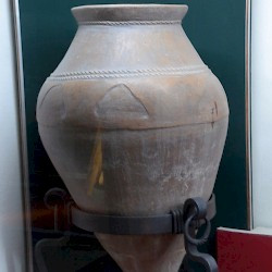Erebuni, Urartian pithos