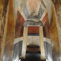 Kazanlak, Tomb, Dromos