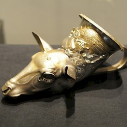 Yujna Mogila, Rhyton