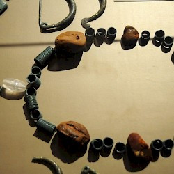 Belish, Archaic collier