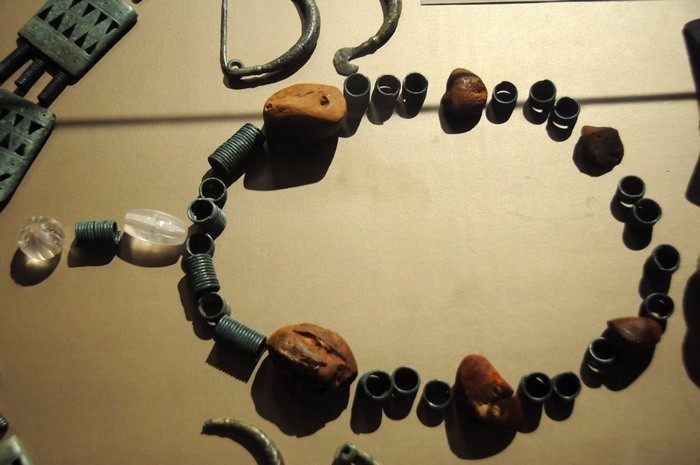 Belish, Archaic collier