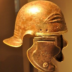 Klakar, Roman helmet