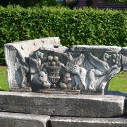 Šempeter, Arcade with griffins