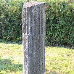 Šempeter, Column