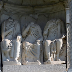 Šempeter, Mausoleum of the Spectatii, Statues