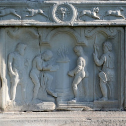 Šempeter, Mausoleum of the Spectatii, Central relief