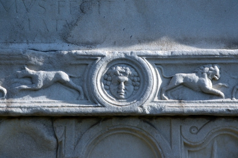 Šempeter, Mausoleum of the Spectatii, Central relief, Upper register