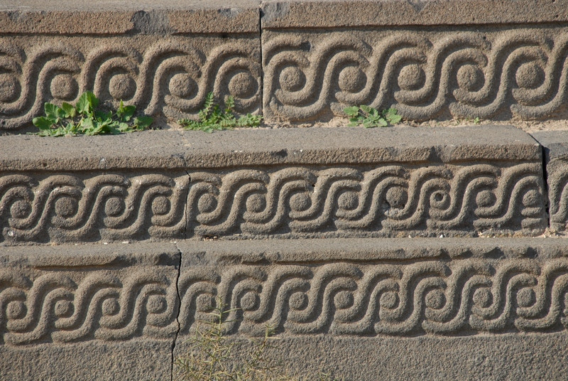 Ain Dara, Decoration of the stairs
